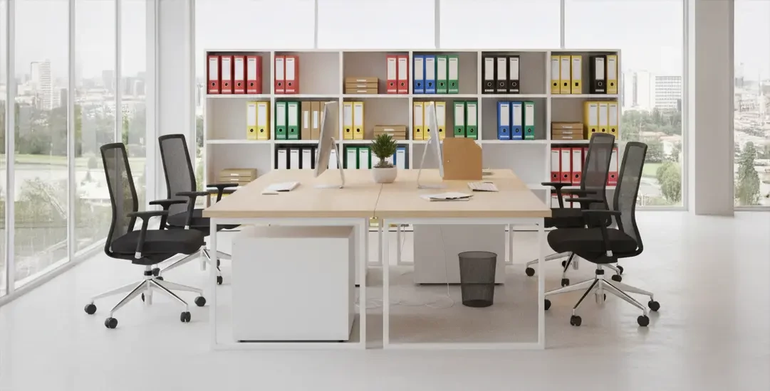 Tokos iratrendezők polcon elhelyezve év végi irodai rendszerezéshez és archiváláshoz