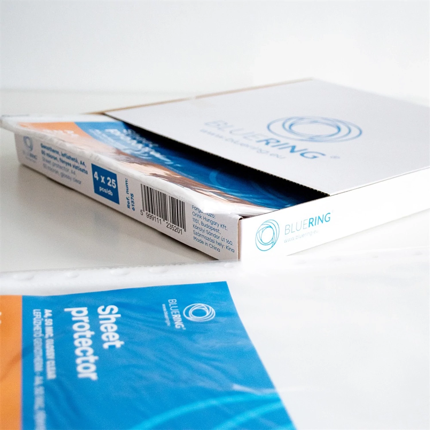 Genothermekben és gyorsfűzőkben tárolt gyakran használt irodai iratok év végi rendszerezéskor