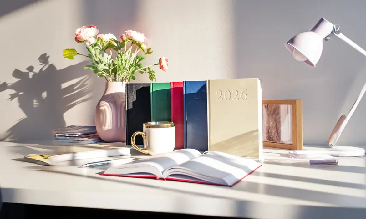 Naptár 2026 irodai asztalon, határidők és projektek beírva