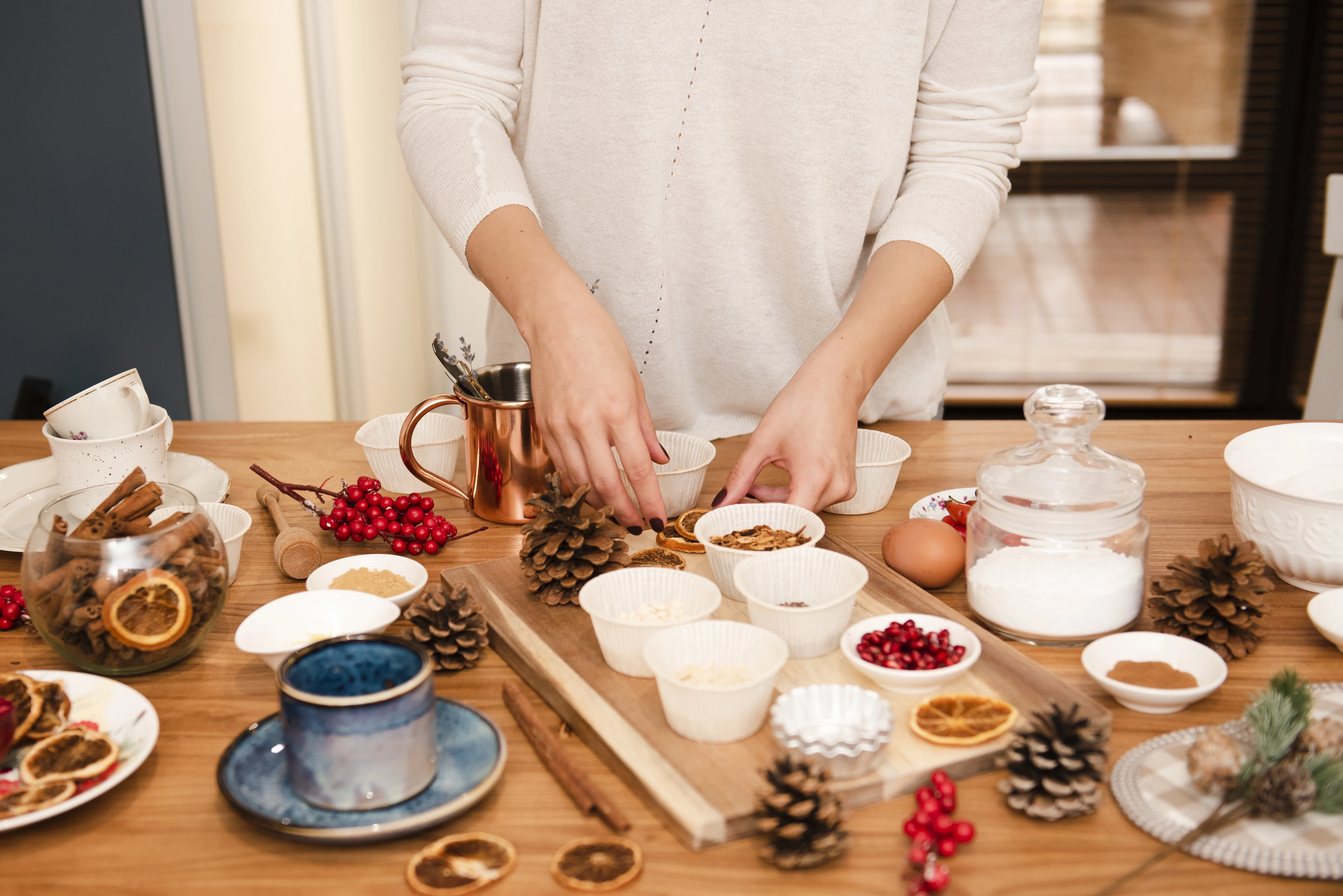 Karácsonyi dekoráció a konyhában, forró ital sarok bögrékkel és téli fűszerekkel