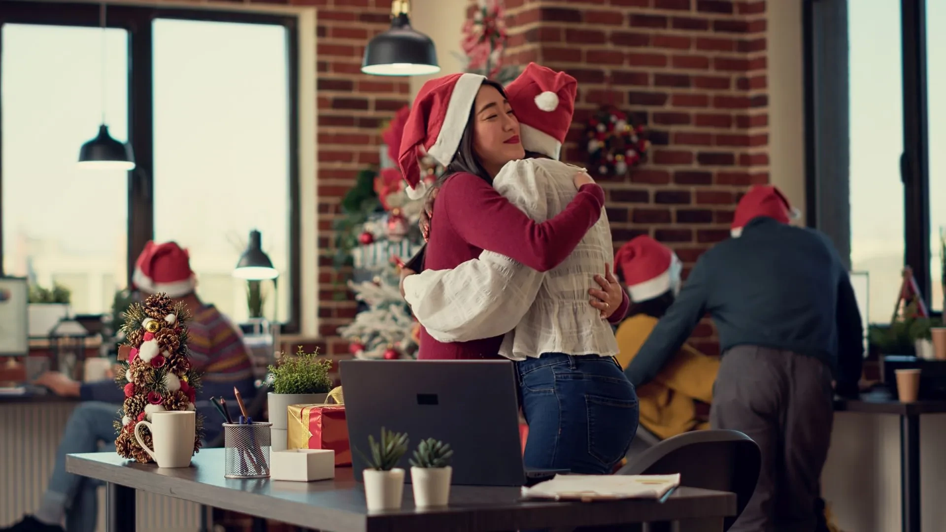 Karácsonyi üzenőfal az irodában, kollégák jókívánságai és közös dekoráció