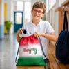 Szurkolói Magyarország tornazsák, Hungary felirattal, piros fehér zöld színű; egy fiú pakolja bele a sportcipőjét.