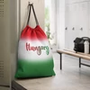 Szurkolói Magyarország tornazsák, Hungary felirattal, piros fehér zöld színű, felakasztva egy öltözőben.