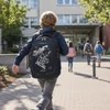 Super Skate by Walker ergonómiai iskolatáskájával siet iskolába egy fiú.