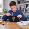 Cyber Tiger by Walker tolltartót használja iskolai írószerek tárolásához a fiú.