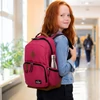 Ergonómikus, lányos Fresh Pink hátizsákot viselő lány.