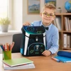 Ars Una CHAMPS ergonómiai iskolatáskáját mutatja egy fiú a tanteremben.
