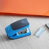 Tűzőgép Bluering® M322 (világoskék, mini) – ergonomikus gumiborítású nyomófelület a kényelmes használatért; 15 lap kapacitás, 24/6–26/6 kapocs, beépített kapocskiszedő az egyszerű javításhoz