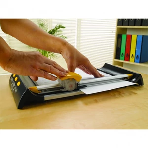 Fellowes Neutron A4+ görgős vágógép, A4 vágási szélesség, 10 lap kapacitás, SafeCut™ technológiával