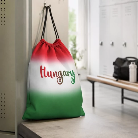 Szurkolói Magyarország tornazsák, Hungary felirattal, piros fehér zöld színű, felakasztva egy öltözőben.