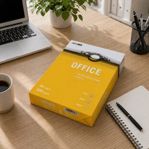 Másolópapír A4 Smartline Office elhelyezve egy asztalon