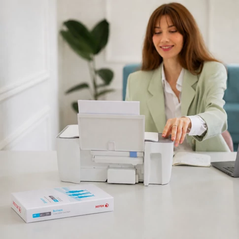 Xerox Business A4 környezetbarát másolópapír irodai használatban.