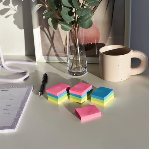 Bluering öntapadó jegyzettömb, neon színekben, 38×51 mm, 80 lap/tömb, 12 tömb/csomag – irodai jelöléshez és szervezéshez