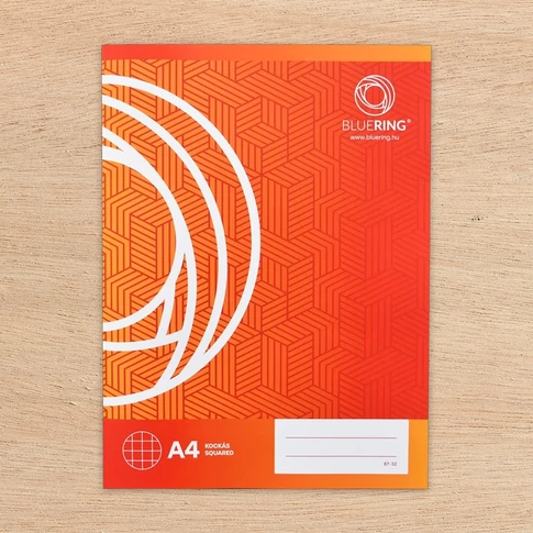 Bluering márkájú A4-es iskolai füzet, 32 lapos kockás belívekkel, strapabíró borítóval, 87-32 típus