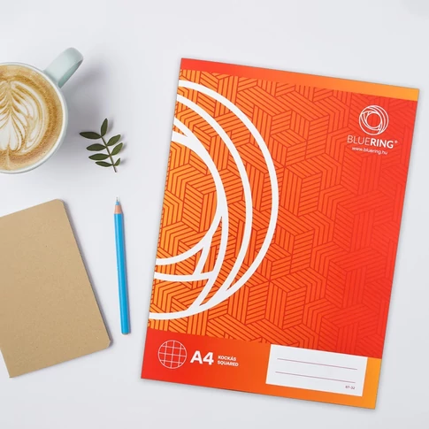 Bluering márkájú A4-es iskolai füzet, 32 lapos kockás belívekkel, strapabíró borítóval, 87-32 típus