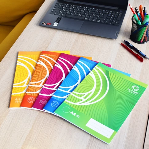 Bluering márkájú A4-es iskolai füzet, 32 lapos kockás belívekkel, strapabíró borítóval, 87-32 típus