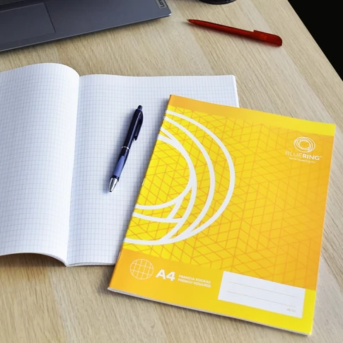 Bluering A4 iskolai füzet – 32 lap, franciakockás (88-32), tűzött gerinc, famentes fehér papír