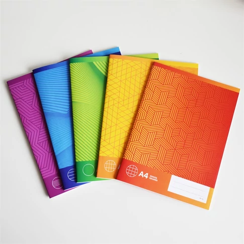 A4-es méretű, 32 lapos, vonalas iskolai füzet, BS 81-32 típus, fehér papírral és tűzött borítóval