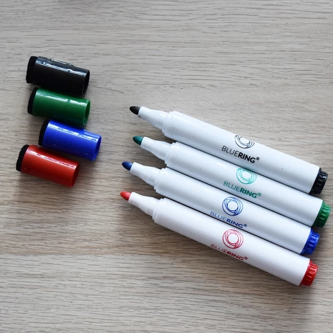 Bluering táblamarker készlet, 3 mm, kerek hegy, 4 szín, mágneses kupak, beépített törlő – szárazon törölhető whiteboardhoz
