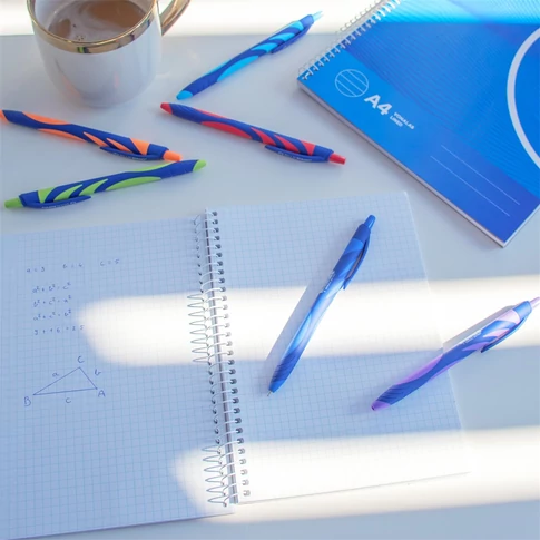 Nyomógombos Bluering F20 golyóstoll gumírozott markolattal, kényelmes fogással és vegyes színű házzal – kék tintával