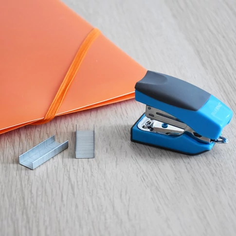 Tűzőgép 15 lapig Bluering® M322 – mini méret, világoskék test, fémszerkezet, gumírozott nyomófelület