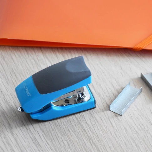 Tűzőgép Bluering® M322 (világoskék, mini) – ergonomikus gumiborítású nyomófelület a kényelmes használatért; 15 lap kapacitás, 24/6–26/6 kapocs, beépített kapocskiszedő az egyszerű javításhoz