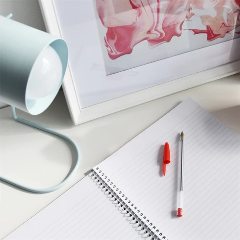 Kupakos Bluering piros golyóstoll – egyszerű, megbízható eldobható toll piros tintával; iskolai füzetbe, irodai dokumentumokra és ellenőrzési jelölésekhez, kb. 0,5 mm-es vonalvastagsággal